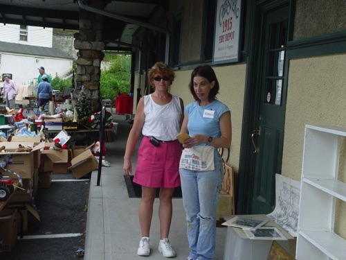 2005-06-11 Debby & Mary at Yard Sale. DSC08028.jpg